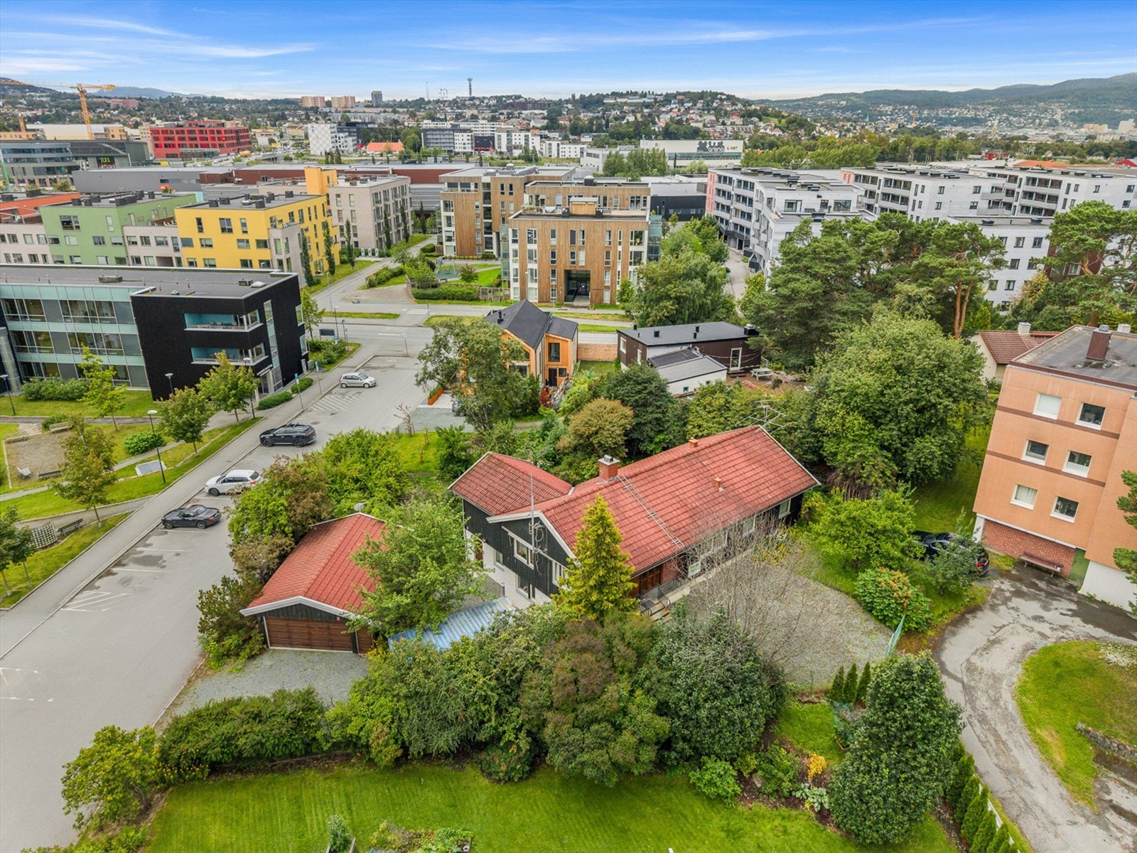 Ladesletta barnehage ligger ca. 2 minutters gange fra boligen, mens flere øvrige barnehager finnes i nærområdet. Det er også kort vei til flere skoler, blant annet Trondheim idrettsungdomsskole, Strindheim skole, Trondheim Montessoriskole og Lade skole. Galleribilde