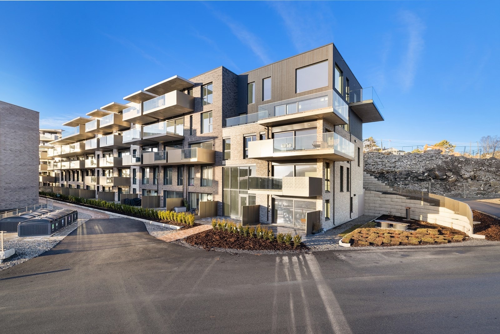 Sameiet Steinsfjorden Terrasse består av fem blokker med pent opparbeidede fellesarealer. Galleribilde
