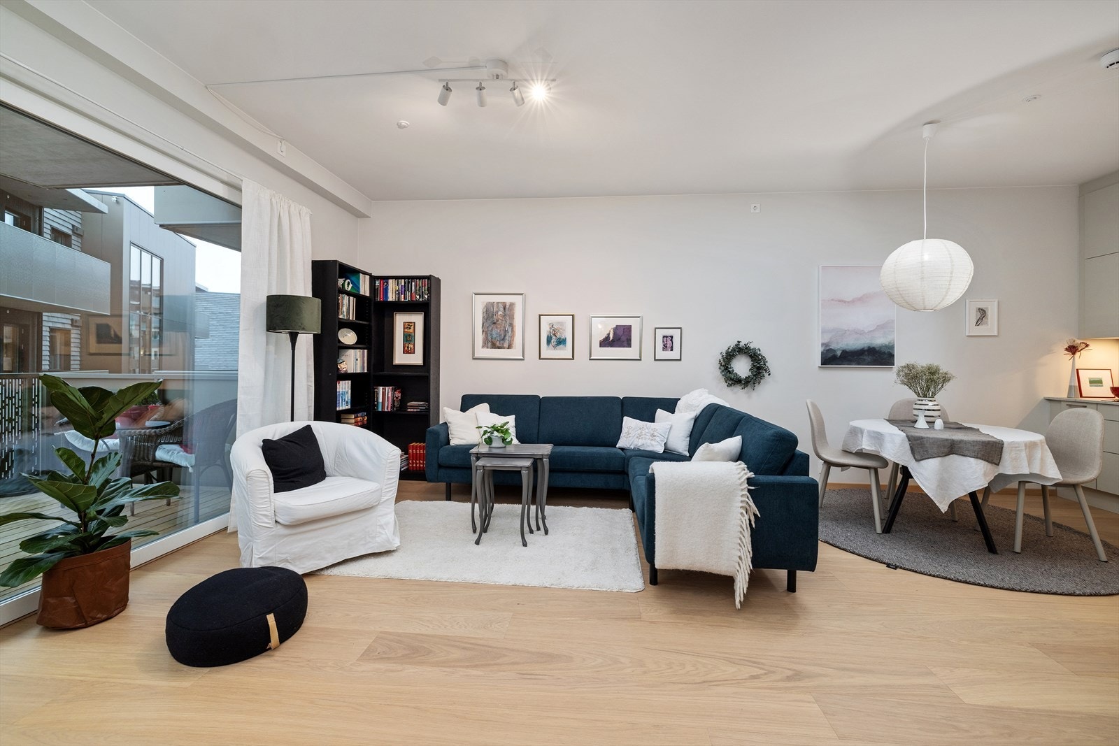 Store skyvedører i tre med 3-lags glass åpner opp mot terrassen og slipper inn rikelig med lys. Galleribilde