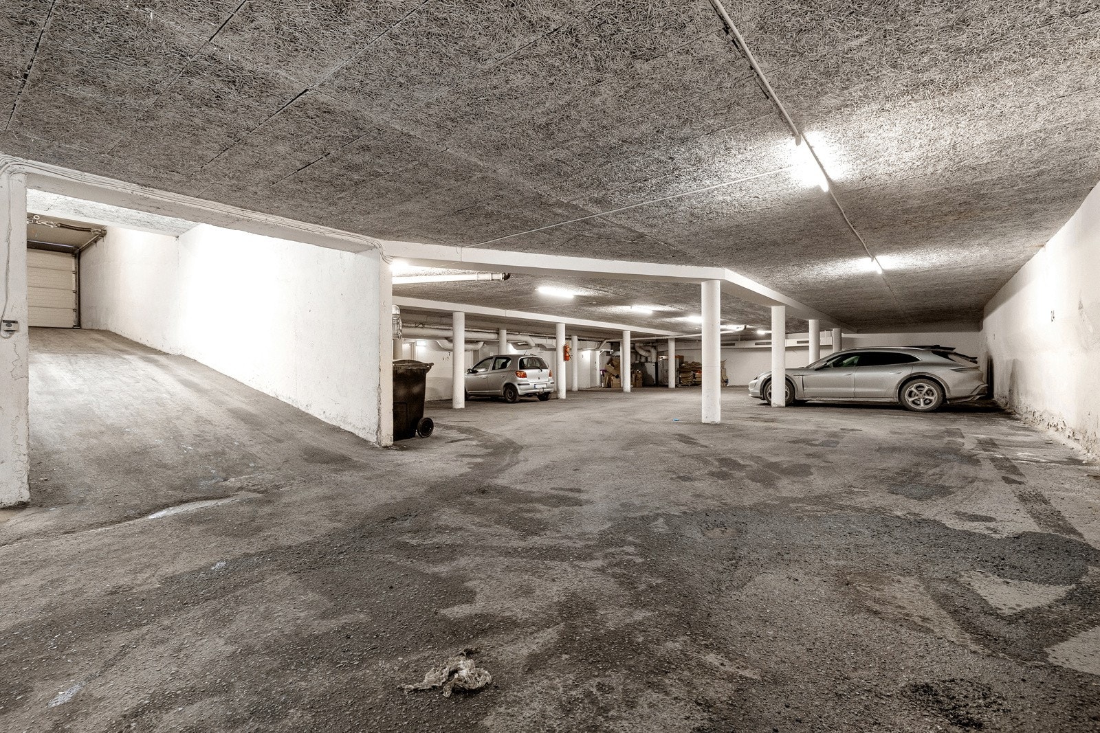 Det er mulighet for kjøp av bruksrett til parkeringsplass i felles garasjeanlegg. Ta kontakt med megler for mer info Galleribilde