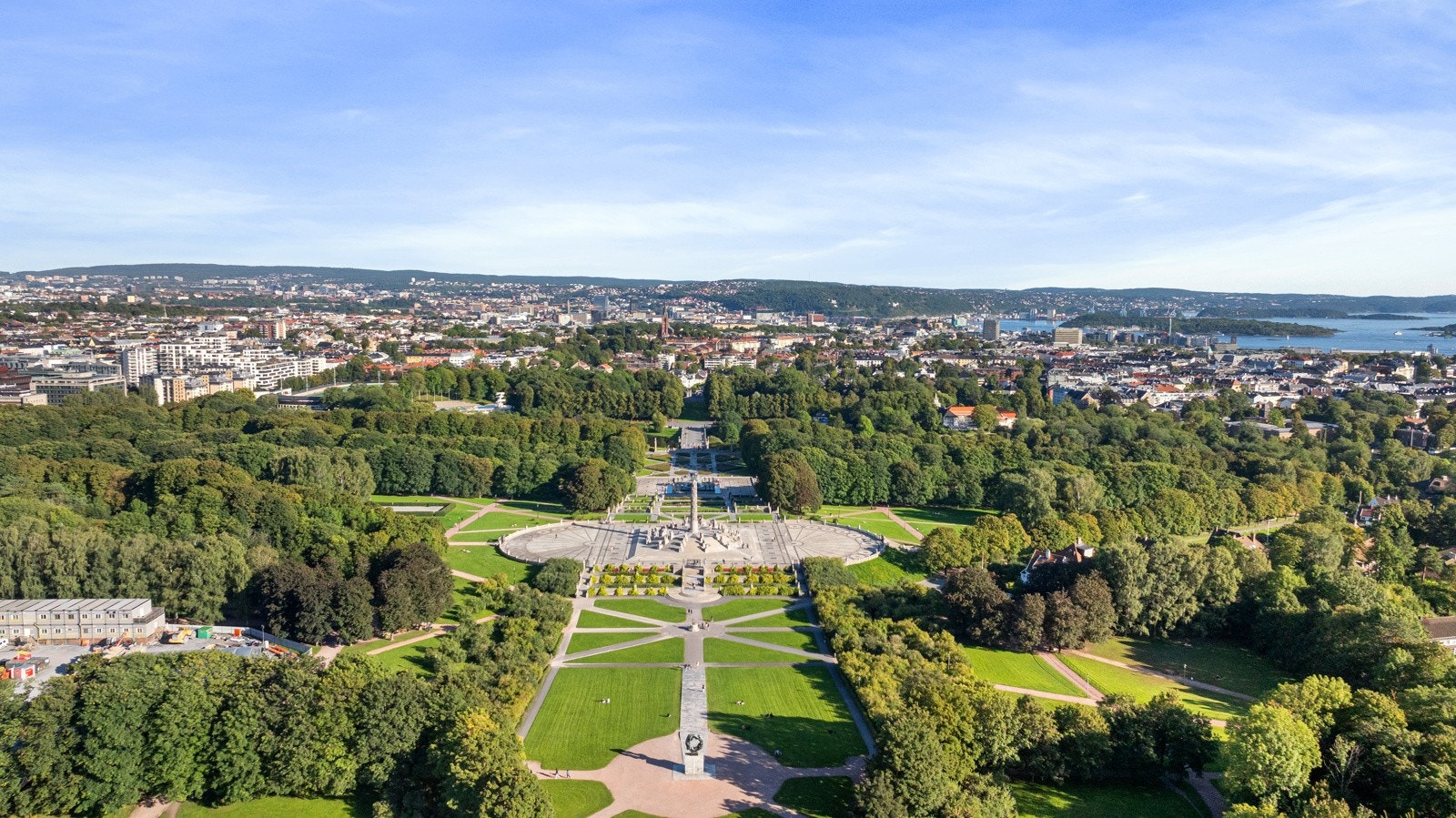 Rett over gaten ligger flotte Frognerparken, med Frognerbadet, Frogner stadion og skulpturanlegget Vigelandsparken. Galleribilde