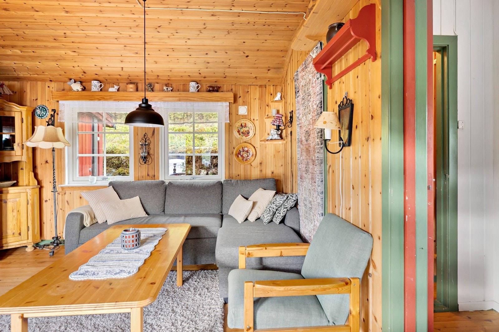 Stova har god plass til sofagruppe for hyggelege stunder. Galleribilde