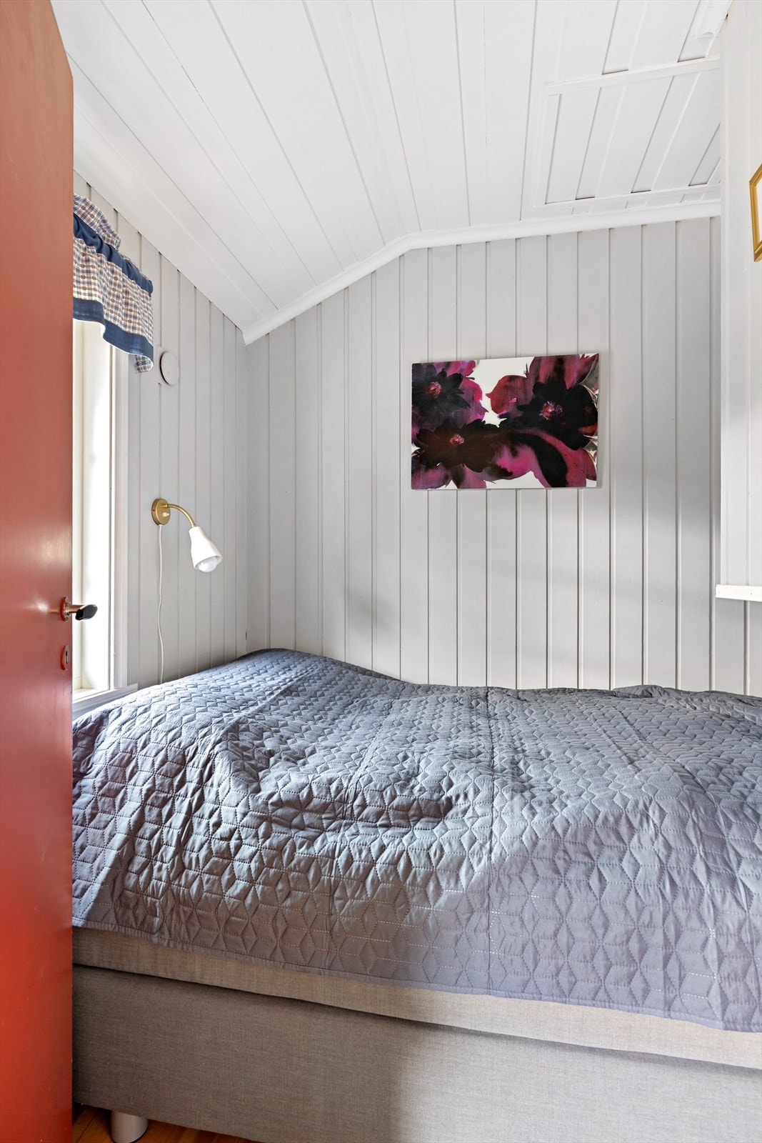 Soverom med måla panel på veggar og i tak. Galleribilde