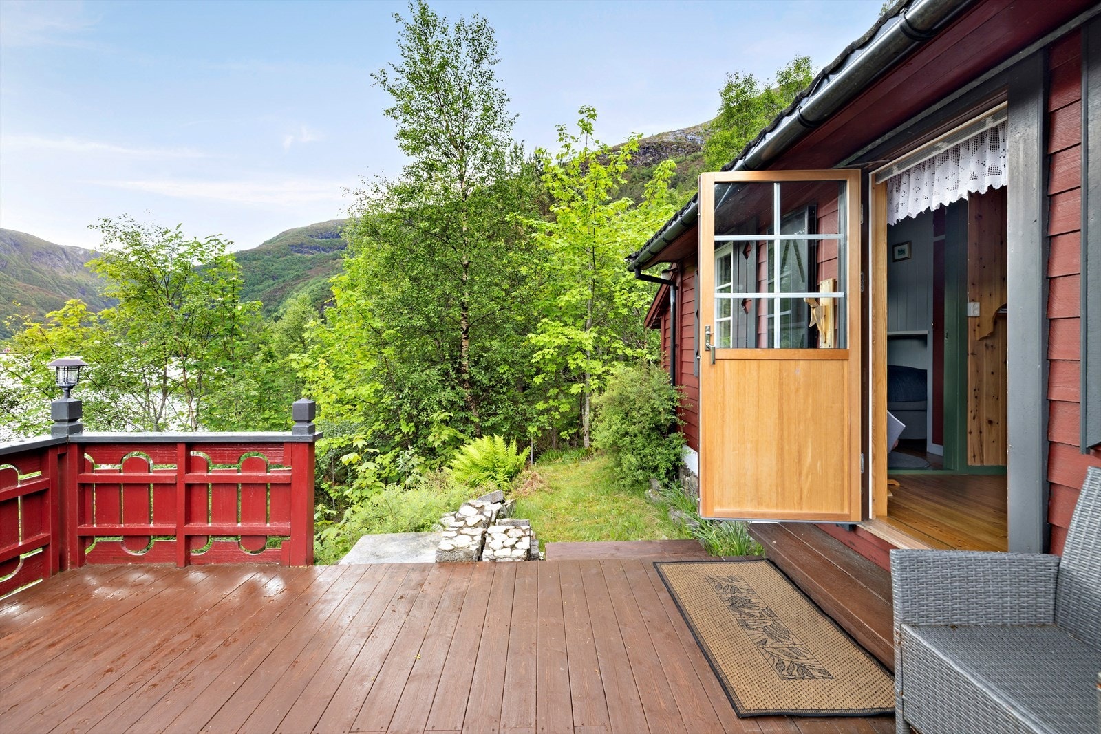 Terrassedøra frå stova opnar opp mot uteområdet og naturen. Galleribilde