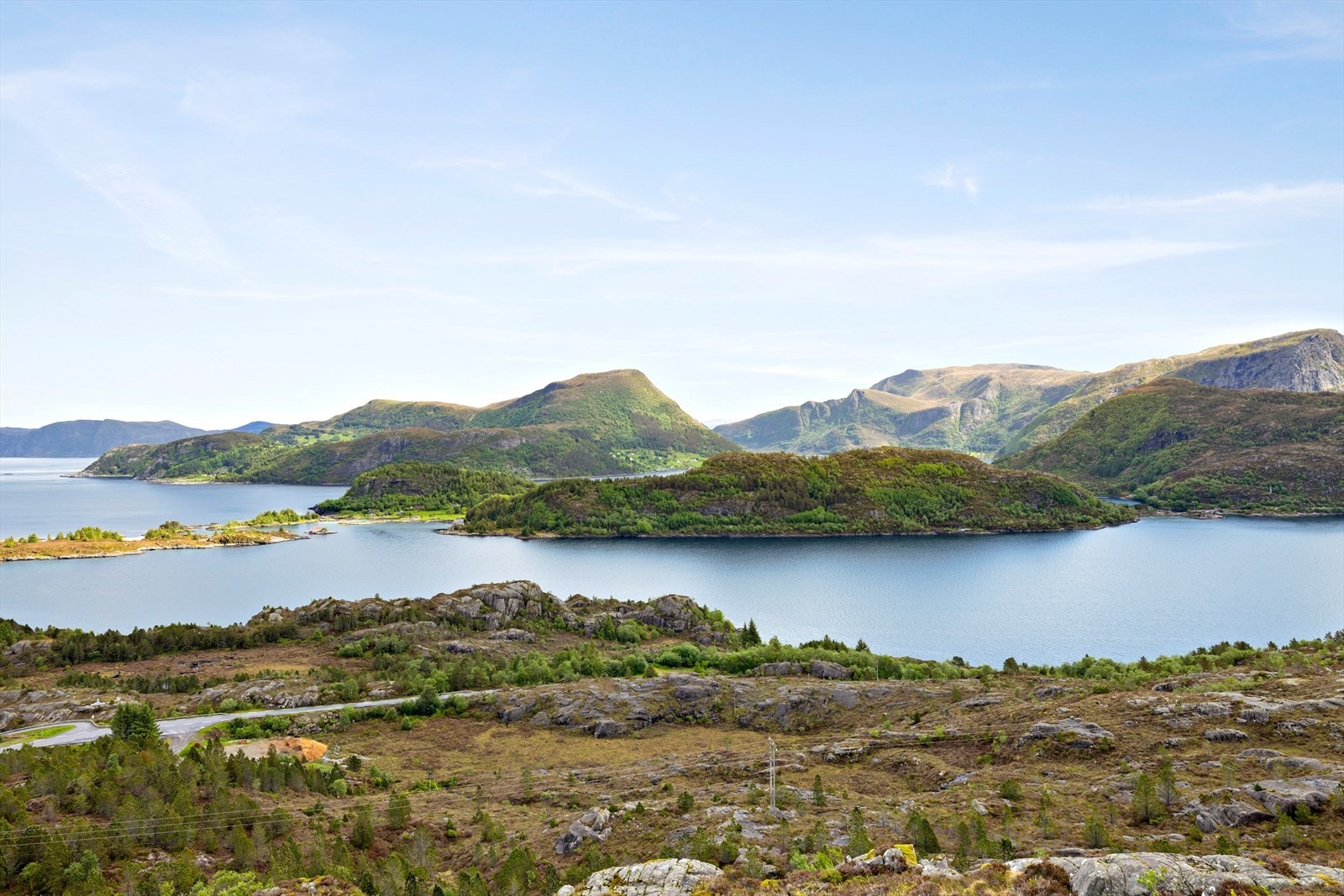 Attraksjonar som Seljesanden, Hoddevik med surf og Refviksanden ligg ein kort køyretur unna. Galleribilde