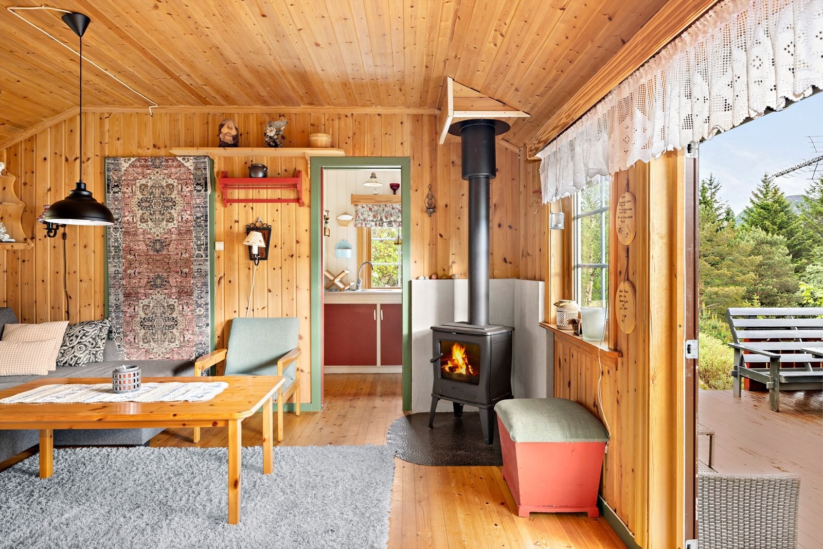 Frå stova er det direkte utgang til den austvende terrassen. Galleribilde