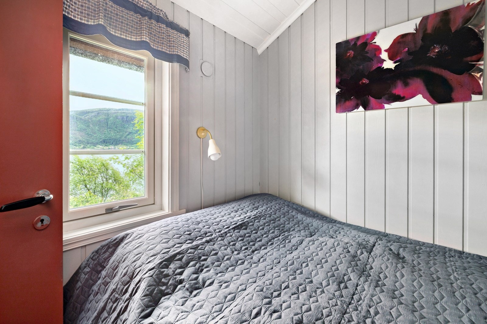 Frå soverommet er det utsyn gjennom eit 2-lags glasvindauge. Galleribilde