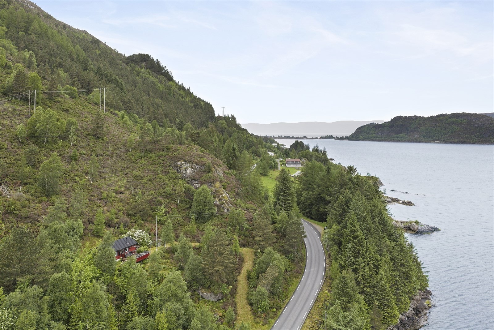 Eigedomen ligg berre 57 meter frå sjøen, med kort veg til flotte naturopplevingar. Galleribilde