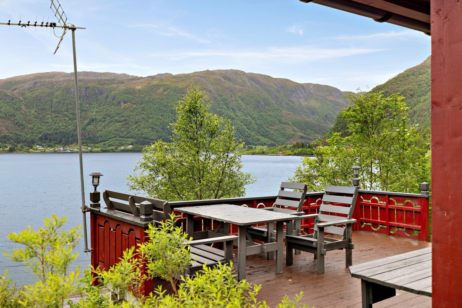 Frå terrassen har ein flott utsikt over landskapet og fjorden. Galleribilde