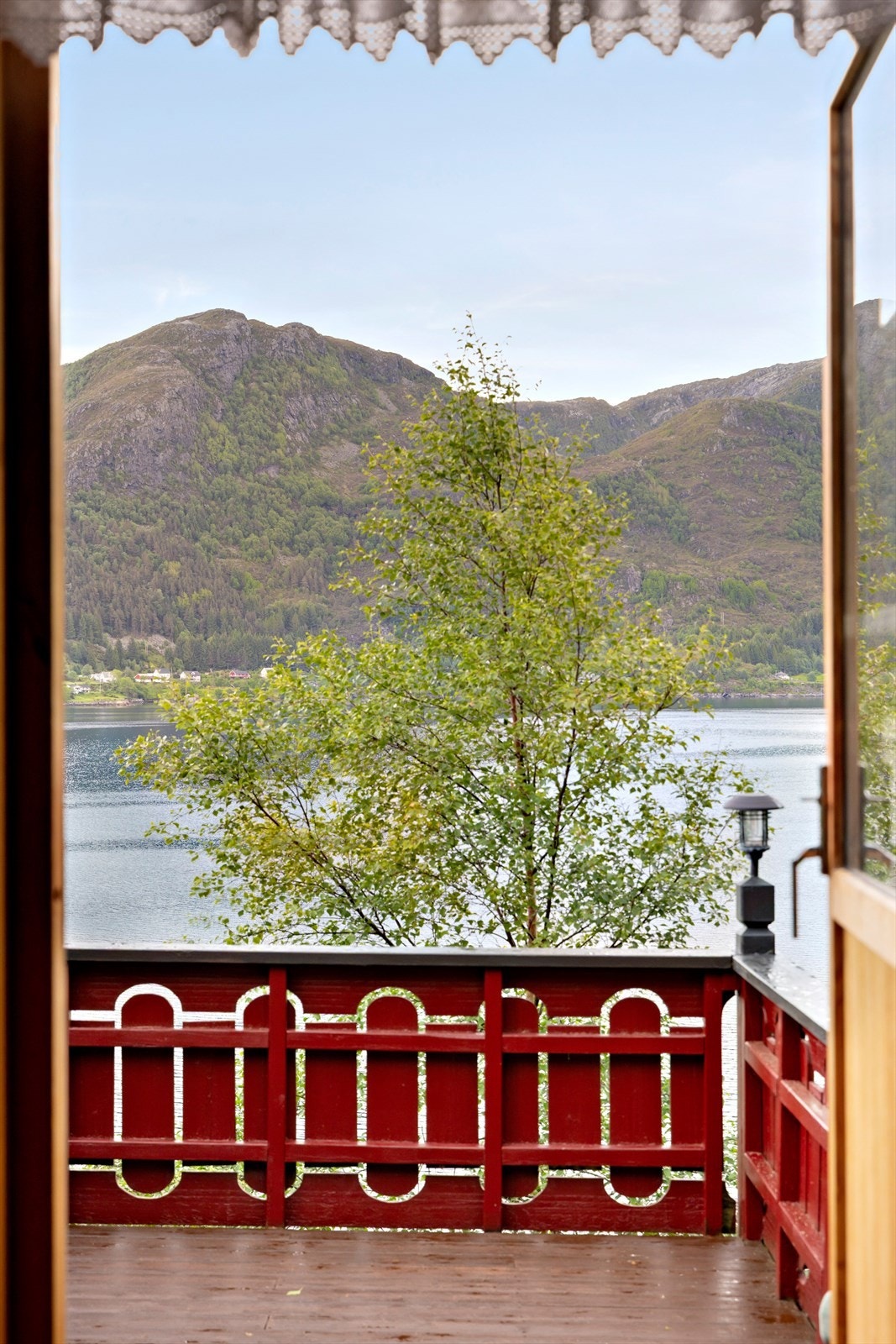 Utsikt mot fjorden og fjella frå stova. Galleribilde