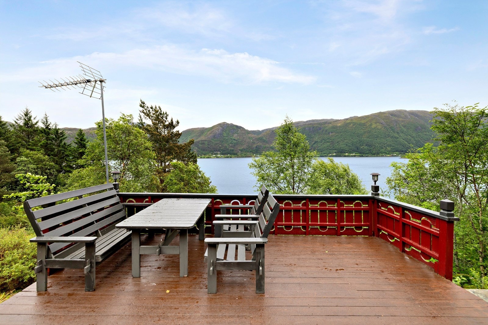Eigedomen har ei romsleg, austvendt terrasse på 22 m² med flott utsikt Galleribilde