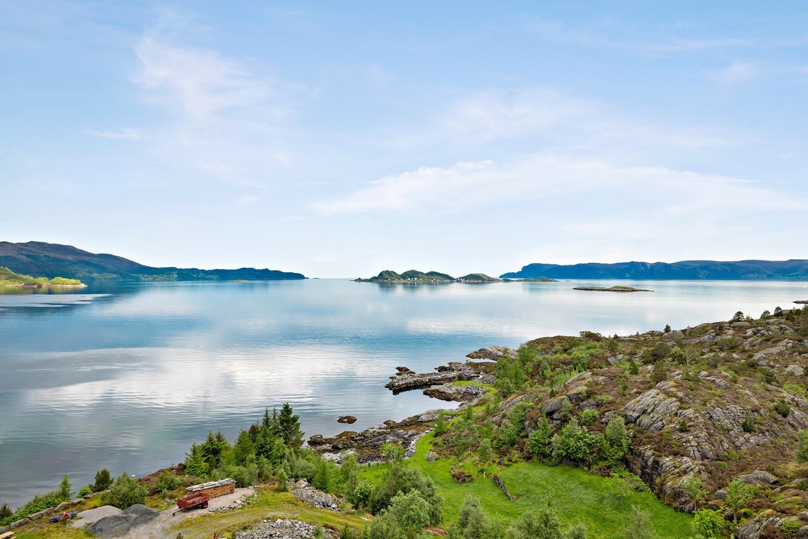 Nyt utsikta over fjorden og øyane i området. Galleribilde