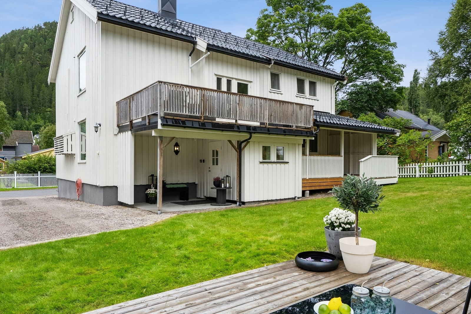 Her får du en pent opparbeidet selveid tomt. Selger malte huset samt oppgraderte uteområdene i 2025. Galleribilde
