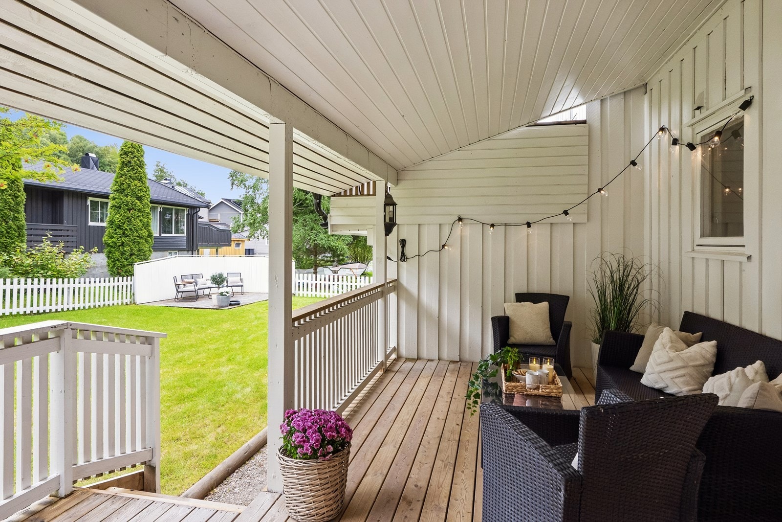Her er det god plass til ønsket utemøblement. Galleribilde