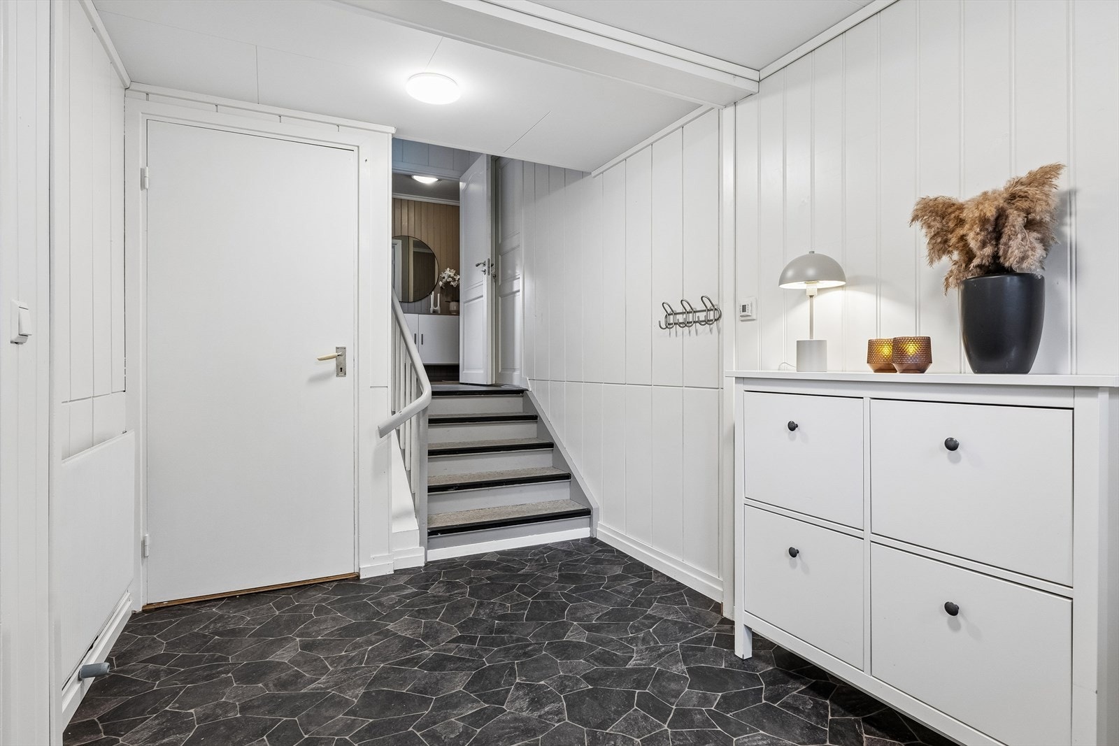 Entré på ca. 13,5 kvm med tilgang til både 1. og 2. etasje samt kjelleretasje. Galleribilde