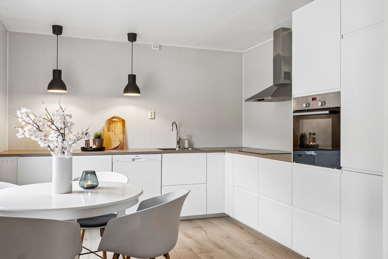 Kjøkkeninnredningen har glatte fronter og benkeplate av laminat. Det er kjøl/fryseskap, induksjonstopp og stekeovn. Opplegg for vaskemaskin Galleribilde