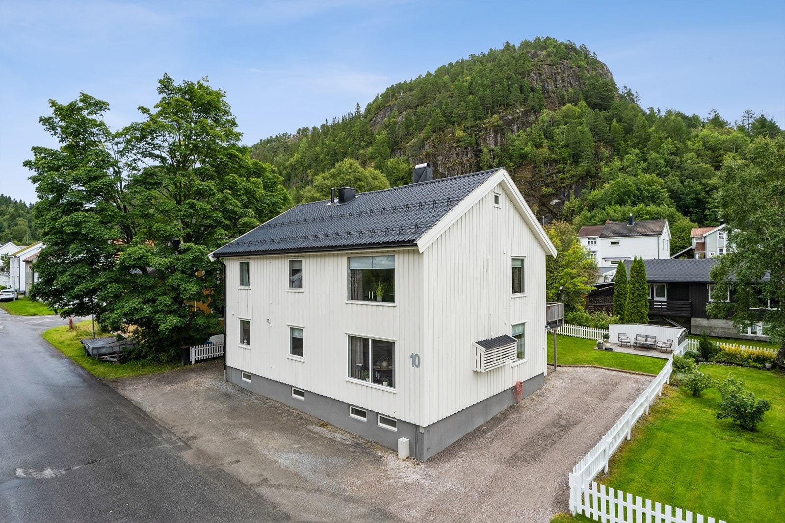 Fasade. Boligen ble oppført i 1970, med tilbygg av entré i 2014. Galleribilde