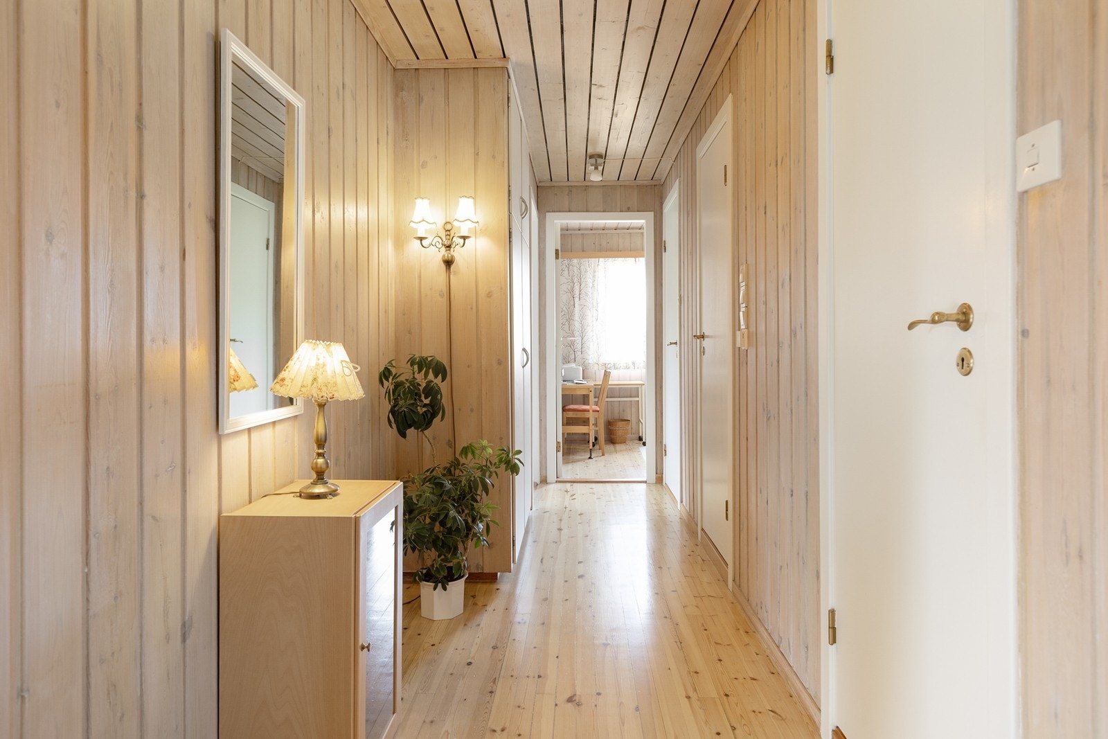Romslig gang inn til soveromsdel. Galleribilde