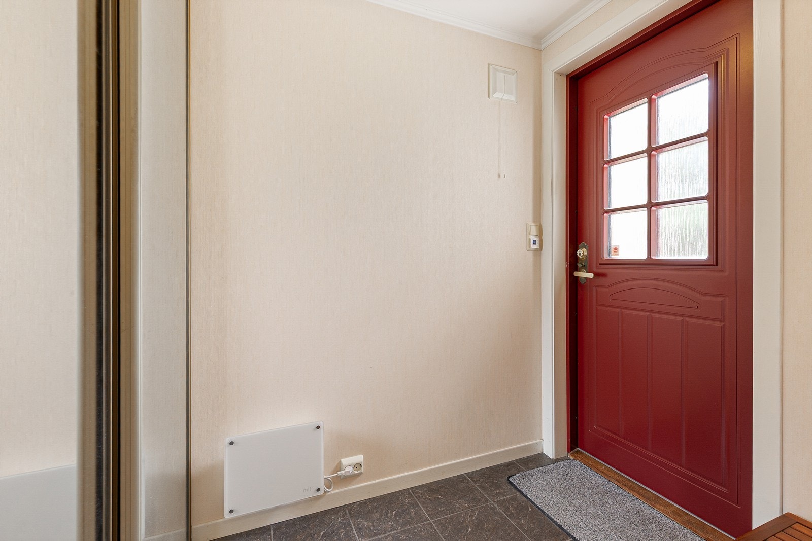 Entre med garderobe i hybelen. Galleribilde