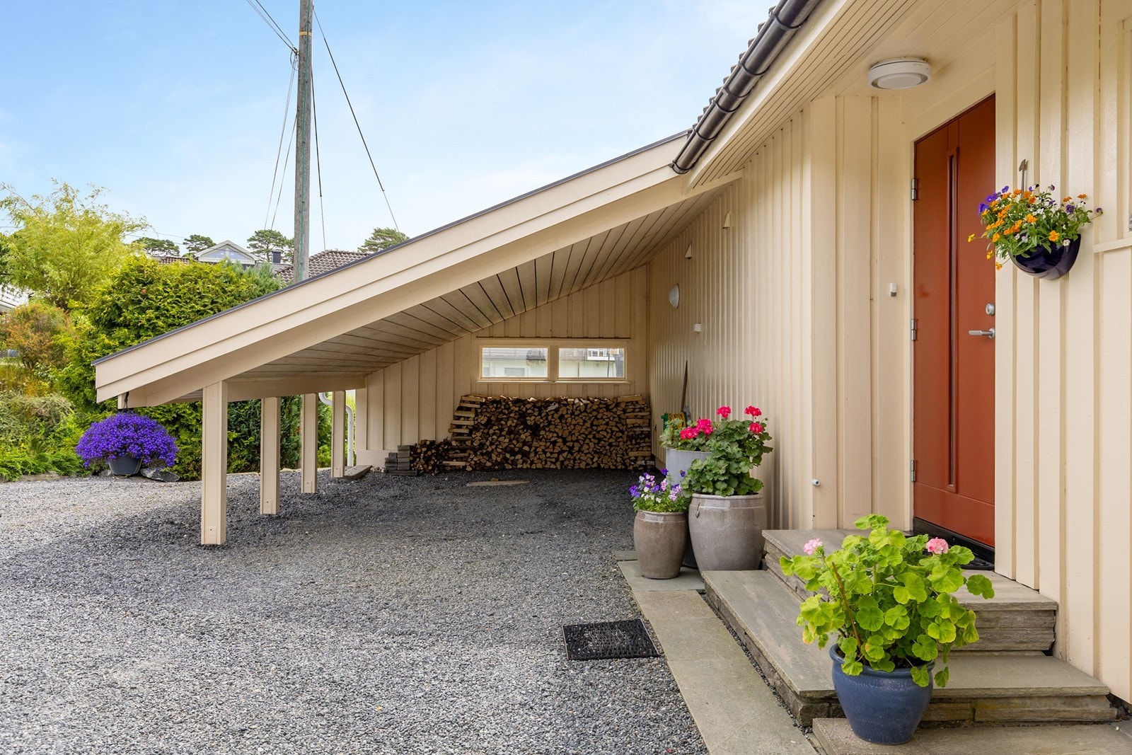 Innbydende inngangsparti med praktisk carport og gode oppbevaringsmuligheter. Galleribilde