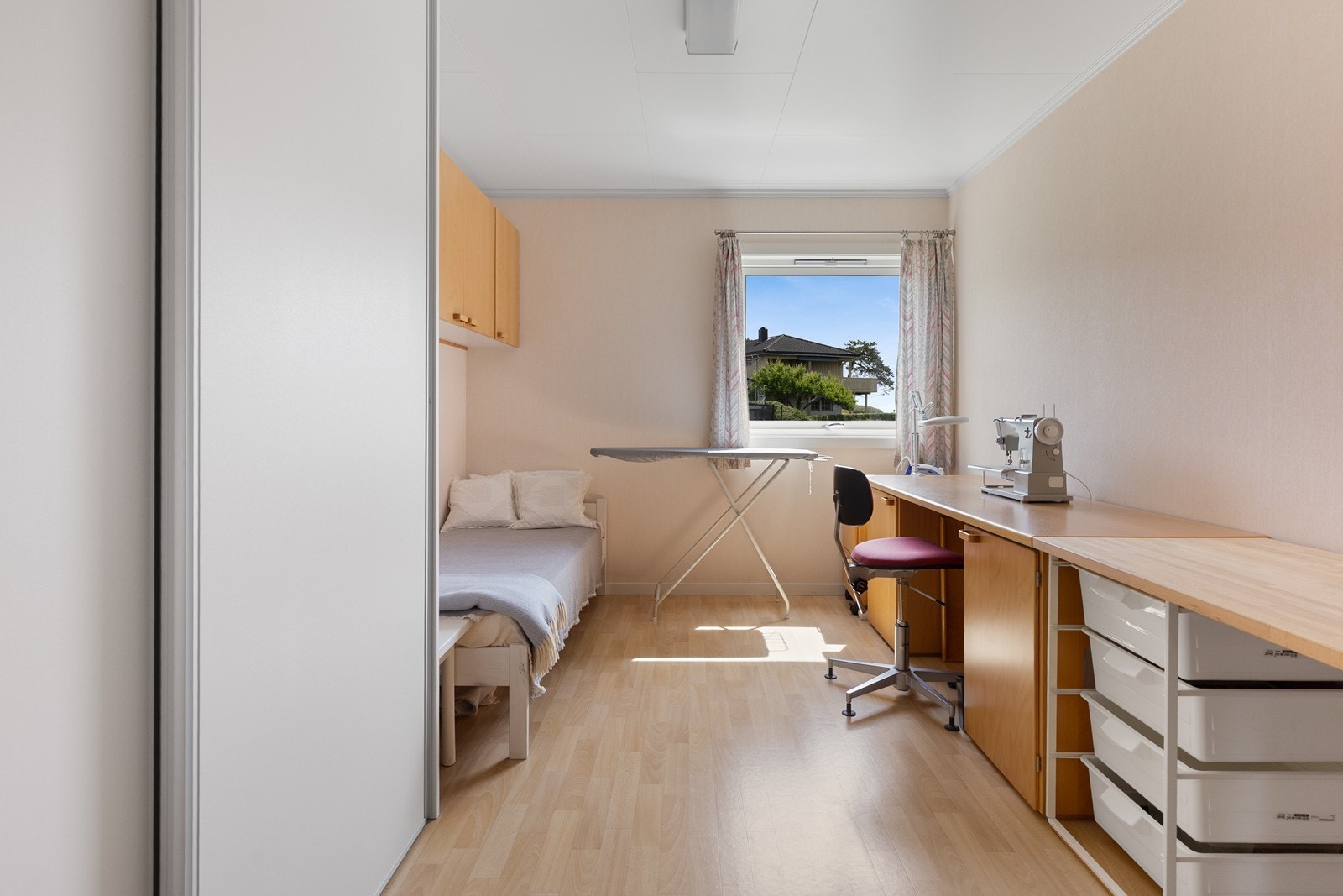 Lyst og romslig soverom med god plass til både seng, skrivebord og oppbevaring. Galleribilde