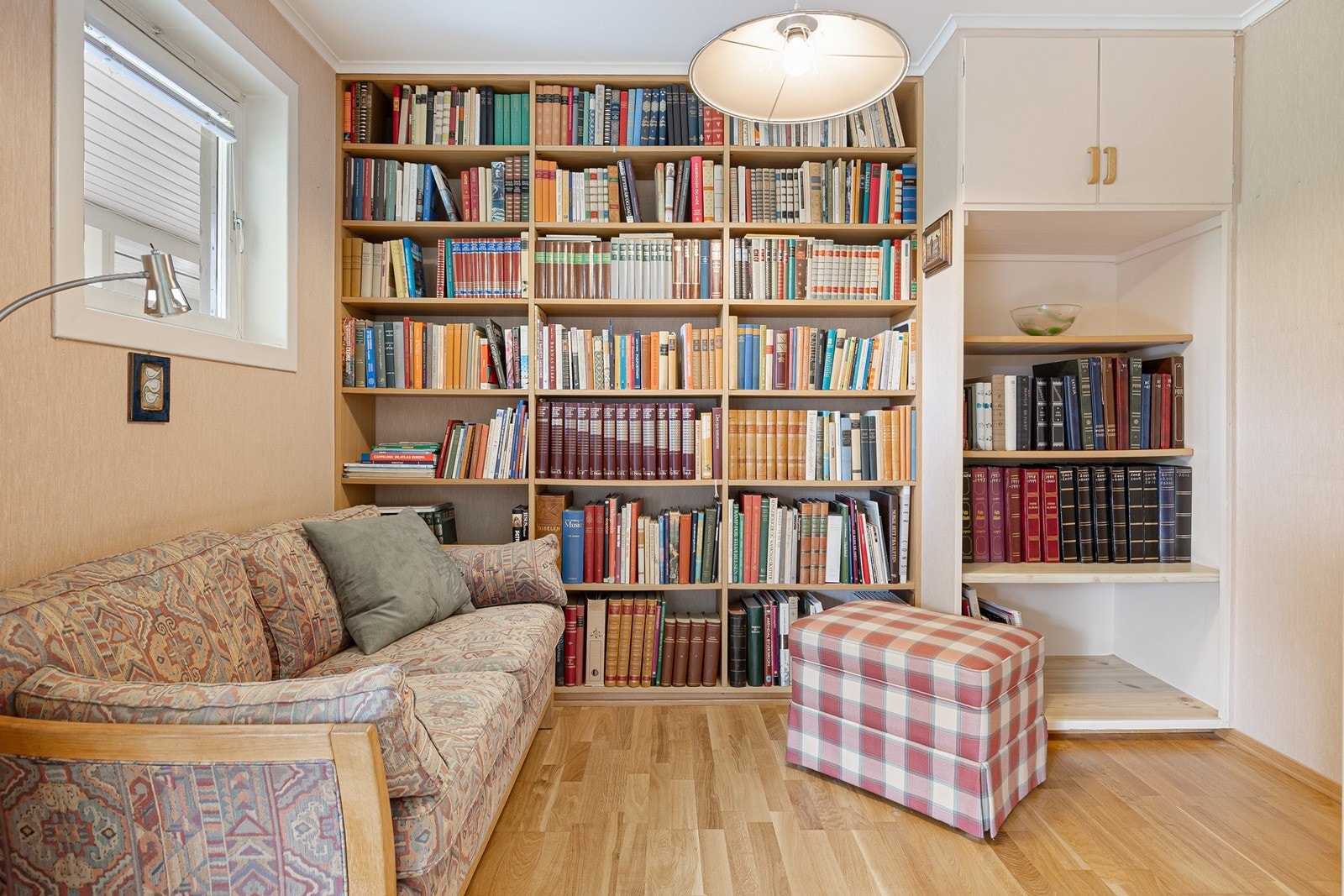 Perfekt som bibliotek, hjemmekontor eller et rolig leserom. Galleribilde