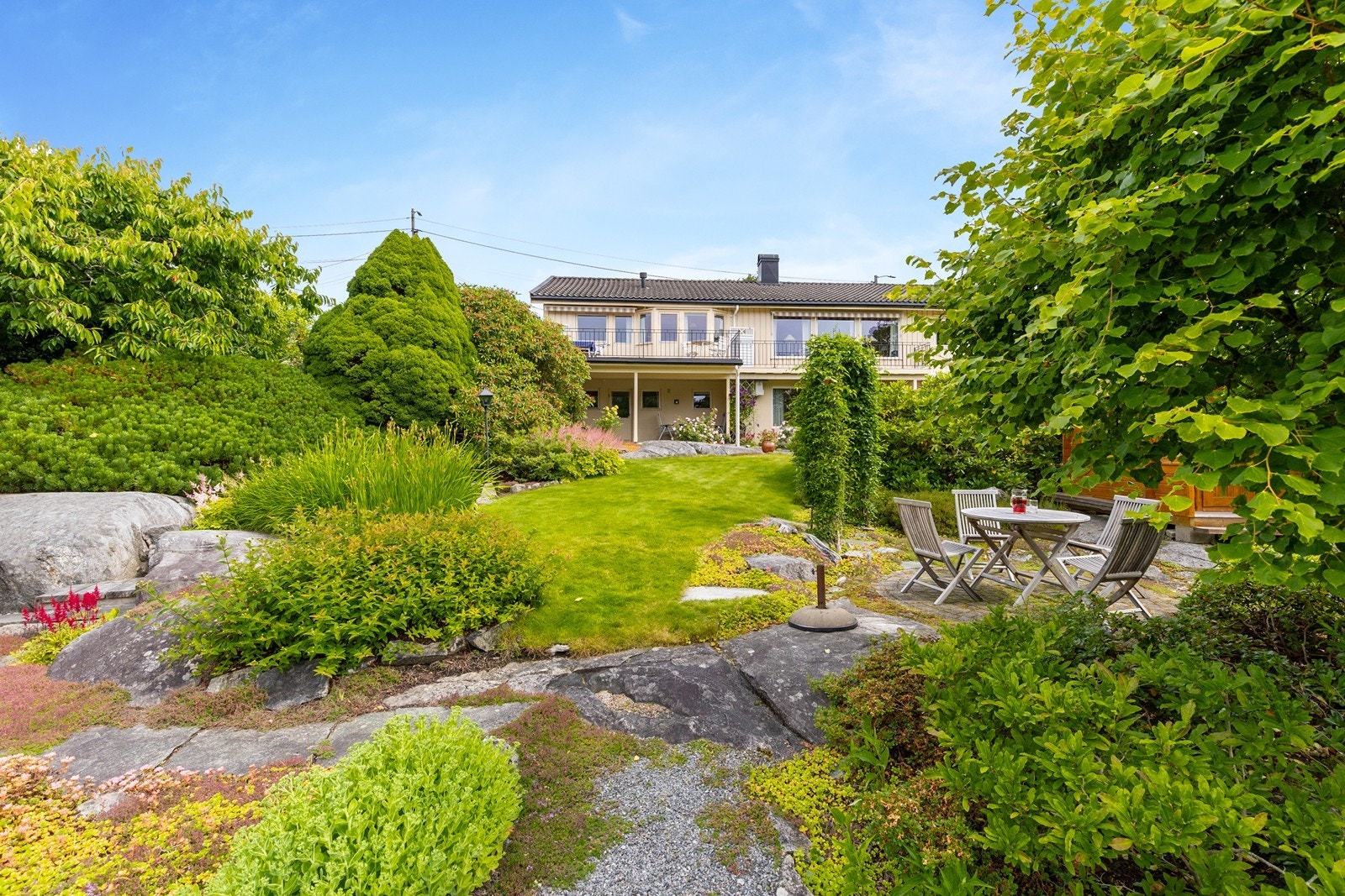 Den eventyrlig flotte hagen er opparbeidet gjennom mange år og fremstår som et eget hagerom med vakre beplantninger, naturstein, og sitteplasser. Galleribilde