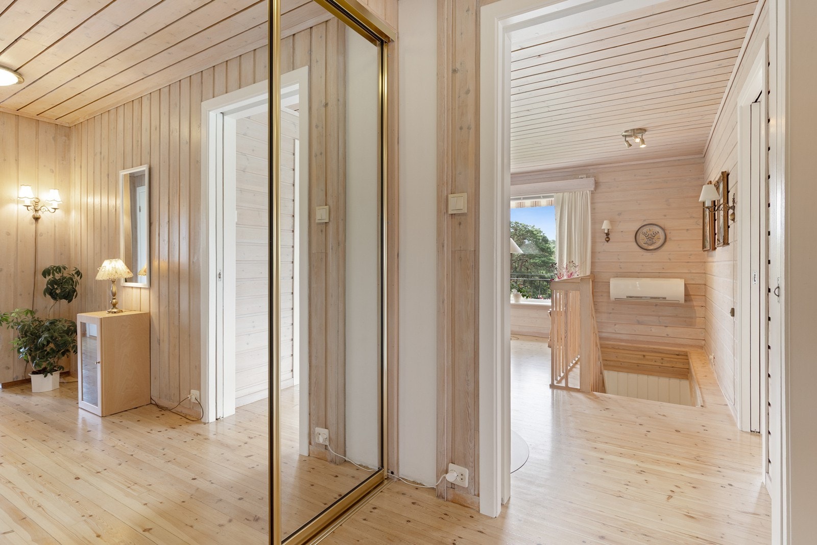 Praktisk garderobeløsning med skyve-dørsgarderobe. Galleribilde