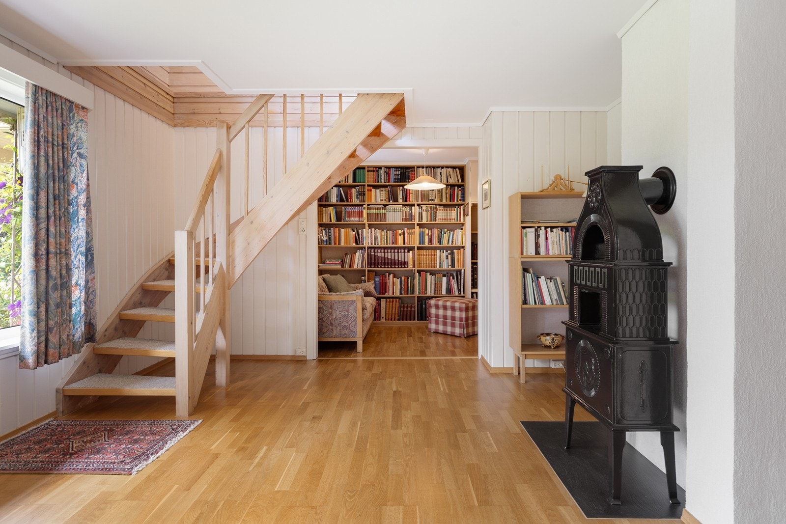 Eget bibliotek/kontor med plassbygde bokhyller. Galleribilde