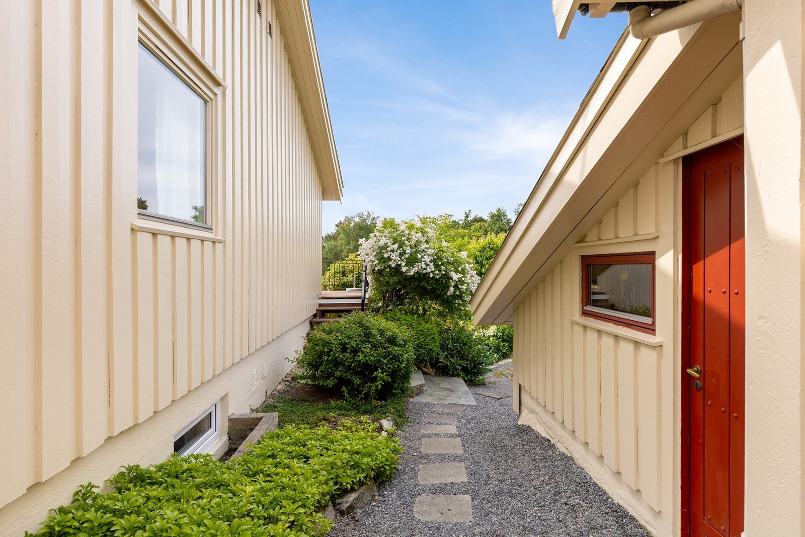 Pene gangstier rundt huset. Galleribilde