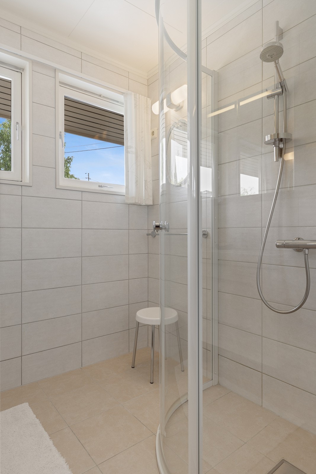 Badet har dusj med svingdører. Galleribilde
