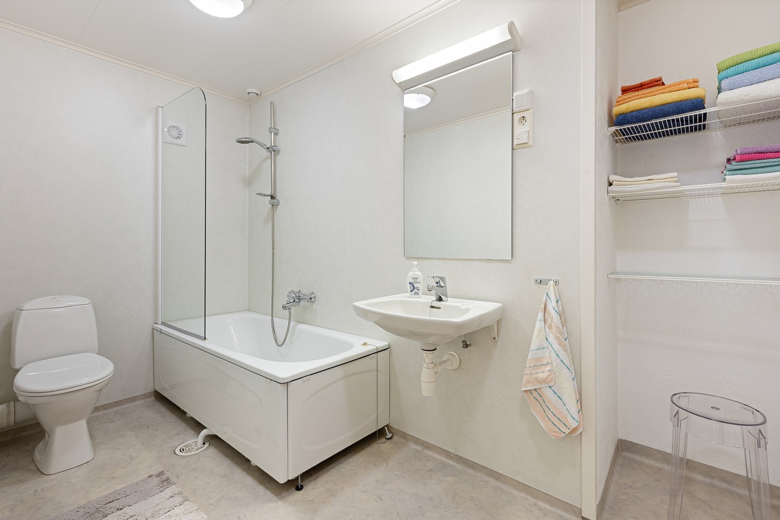 Bad i u.etg med servant, speil. wc og badekar. Galleribilde