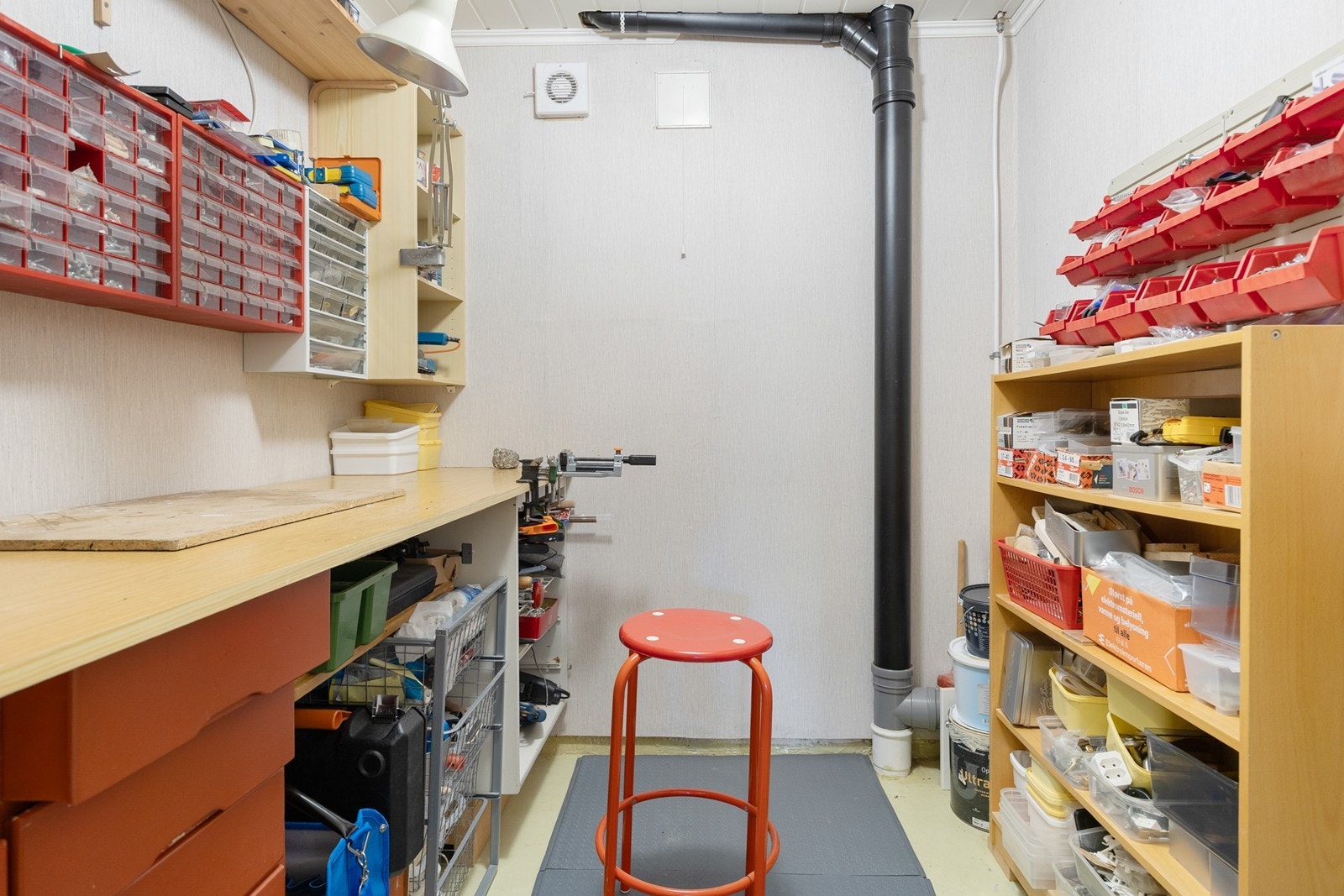 Bod/hobbyrom med god plass for oppbevaring. Galleribilde