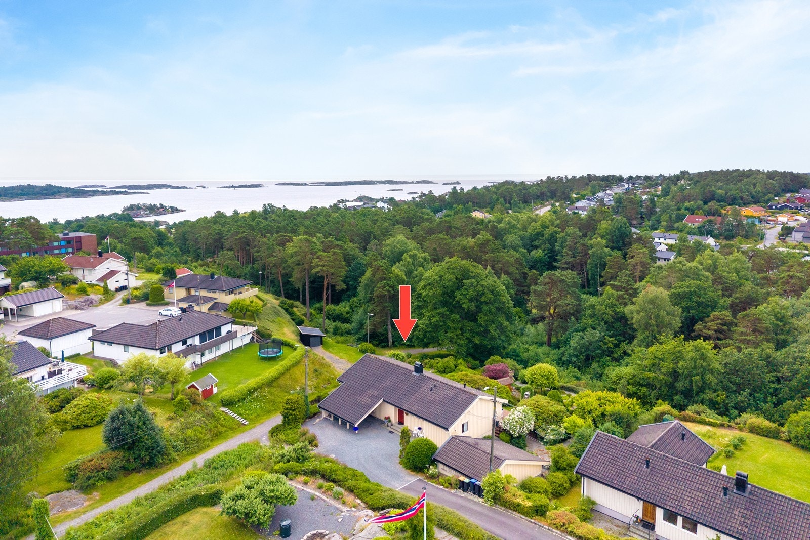 Boligen ligger innerst i blindvei med direkte tilknytning til friareal og flotte turmuligheter. Galleribilde