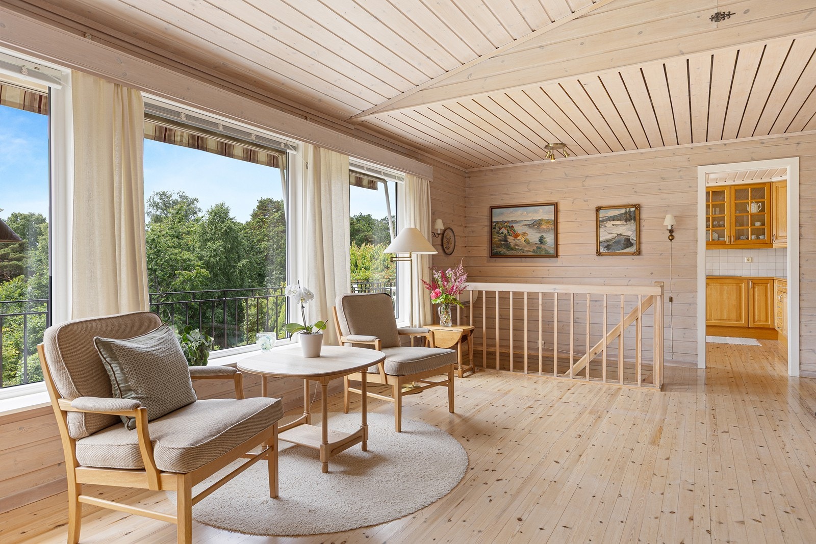 Lys og luftig stue med store vindusflater som slipper naturen inn. Galleribilde