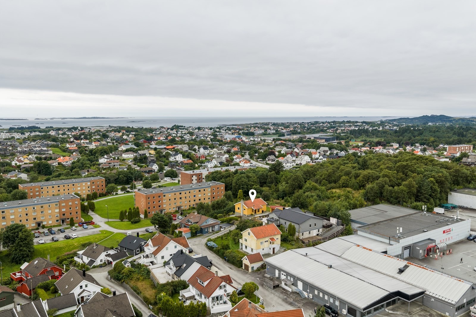 Kort vei til skoler, dagligvare, grøntområder, Djupadalen og Sentrum. Galleribilde