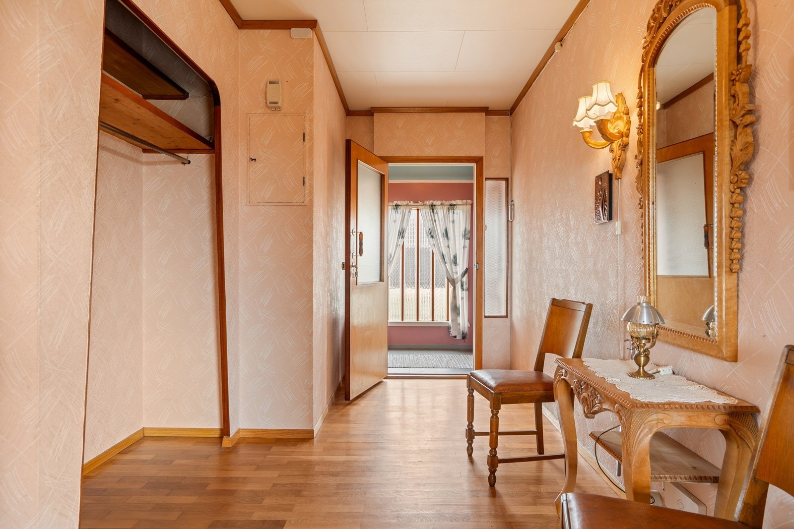 Gangen har en praktisk plassbygd garderobeløsning og plass til en mindre sittegruppe. Galleribilde