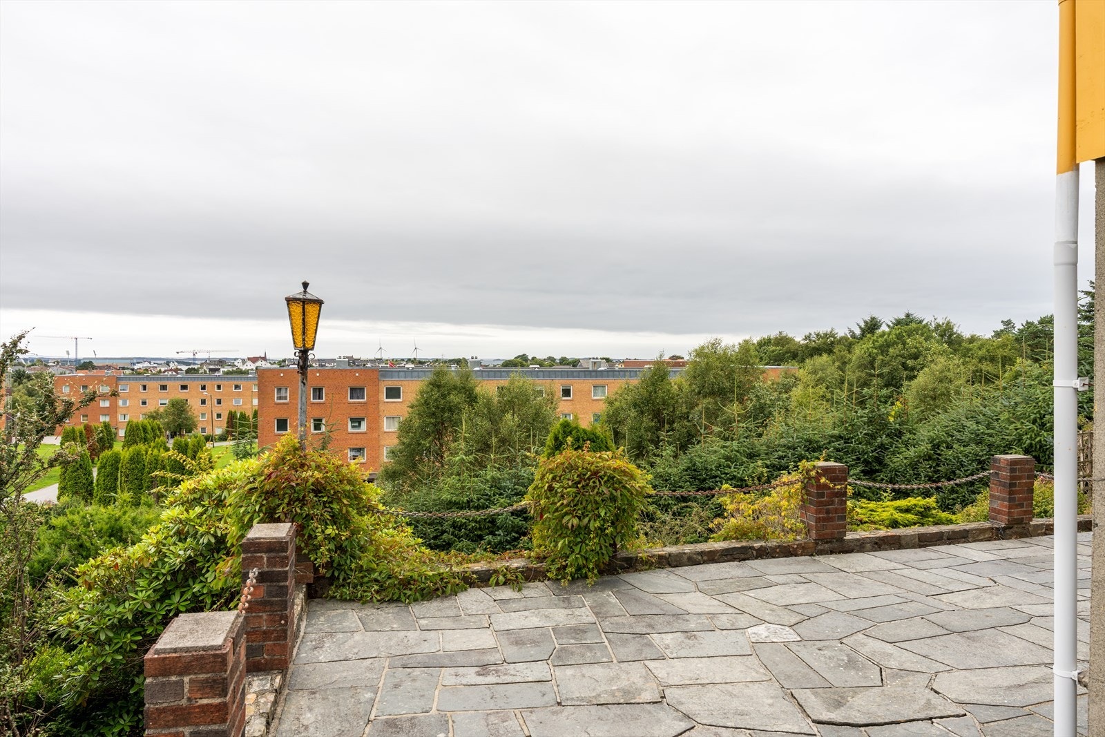 Fremfor huset er det en flott veranda bygget opp med naturstein Galleribilde