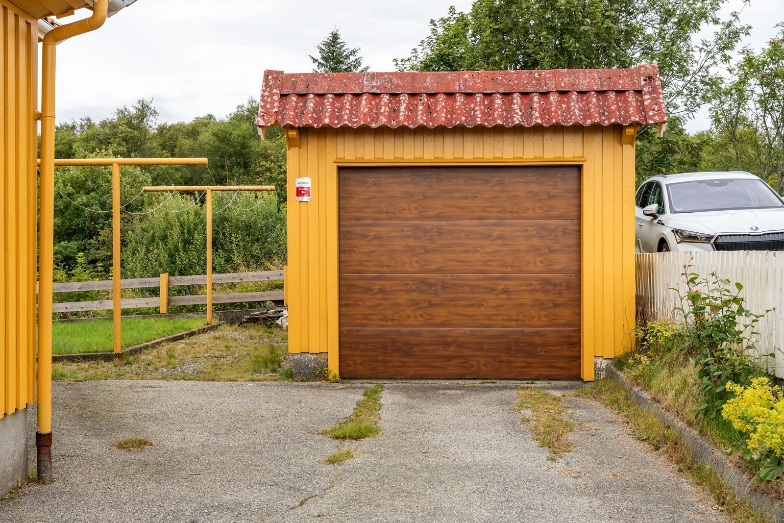 Det er også en enkel garasje med plass til en bil eller ekstra oppbevaring. Galleribilde