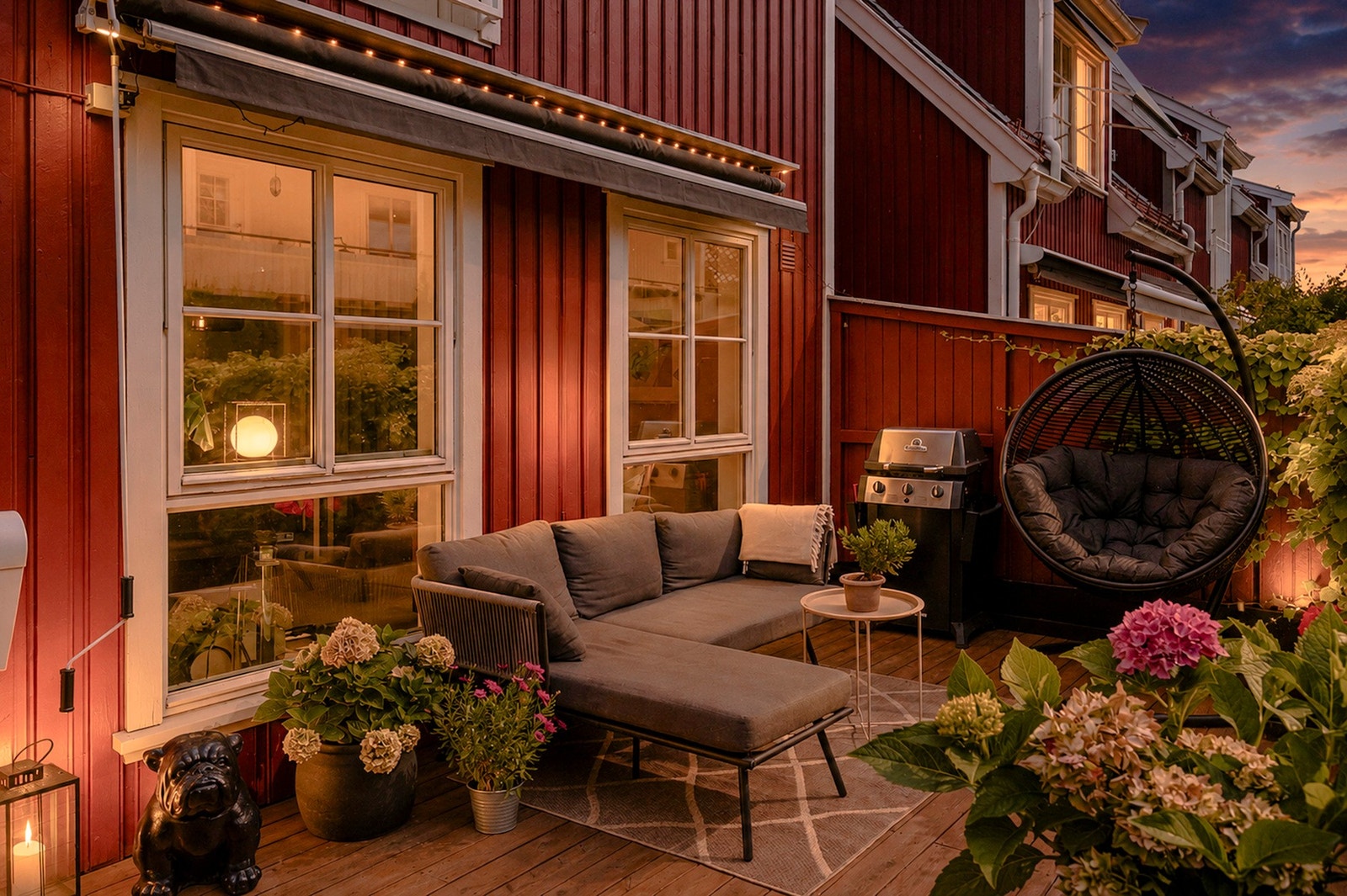 God plass til sittegruppe, spisebord, grill og beplantning. Galleribilde