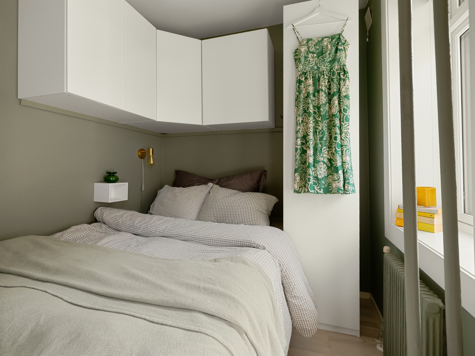 Det er innredet med seng på 140 cm, og ellers garderobe og veggskap. Trenger du enda mer lagring, skal du få noen tips! Galleribilde