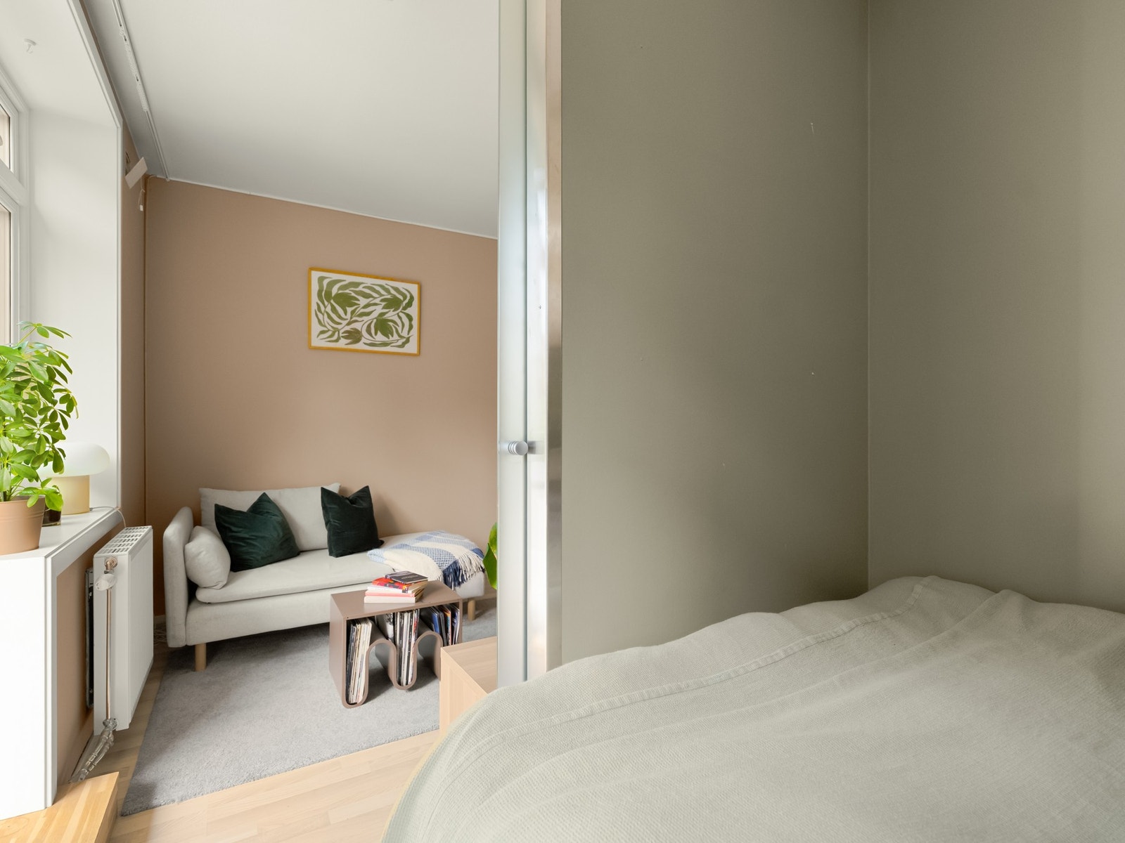 Rommet er adskilt fra stuen med en plassbesparende skyvedør i frostet glass. Galleribilde