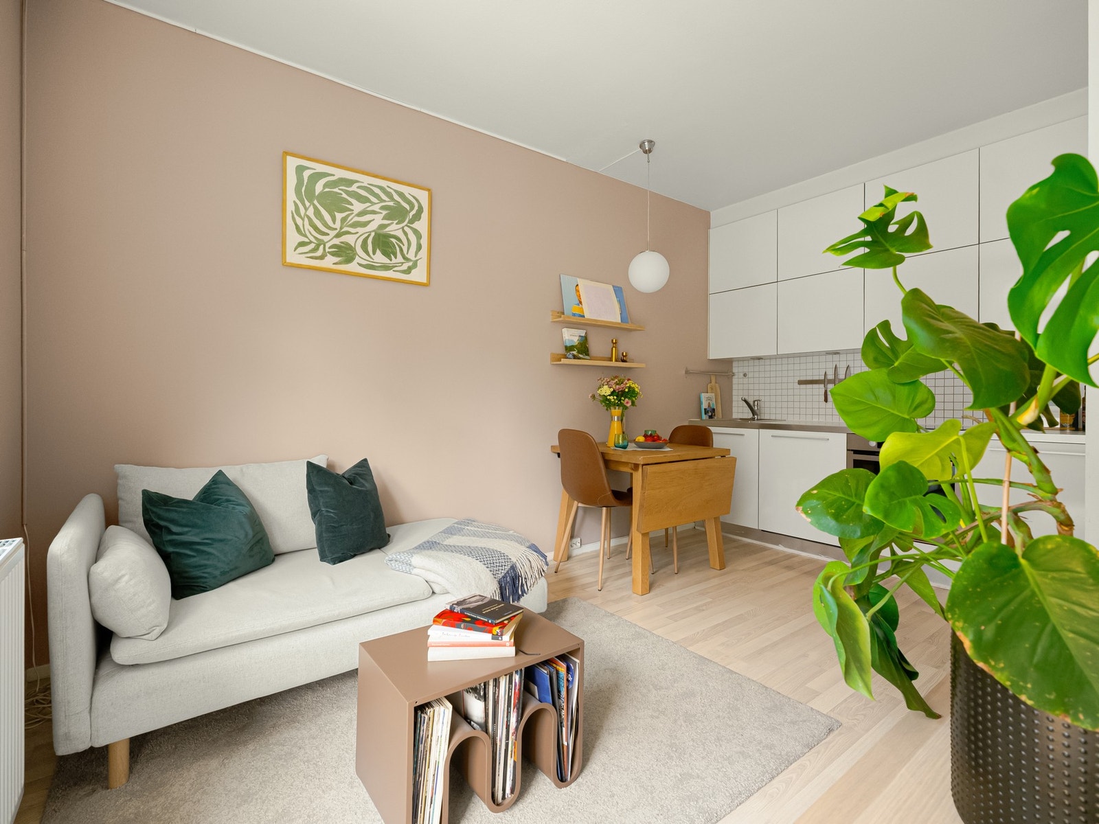 Det er nemlig skikkelig hyggelig å komme inn i den fine leiligheten også. Kombinasjonen av god takhøyde målt opp til 2,60 m, samt store vindusflater, gjør at romfølelsen blir ekstra god. Galleribilde
