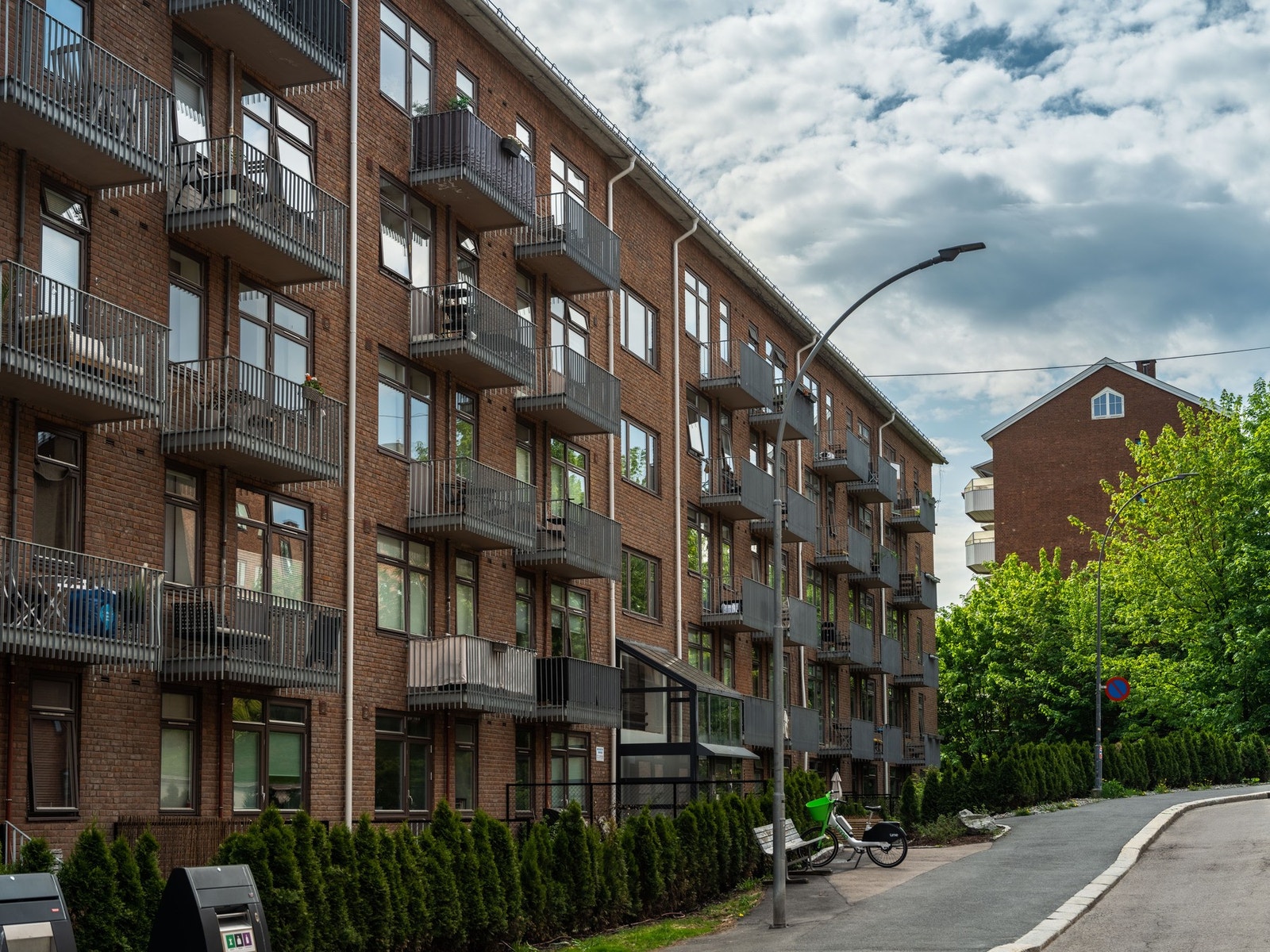Borettslaget har en pent opparbeidet tomt med hyggelig beplantning, thujahekk, interne gangveier og oppbygd steinmur. Galleribilde