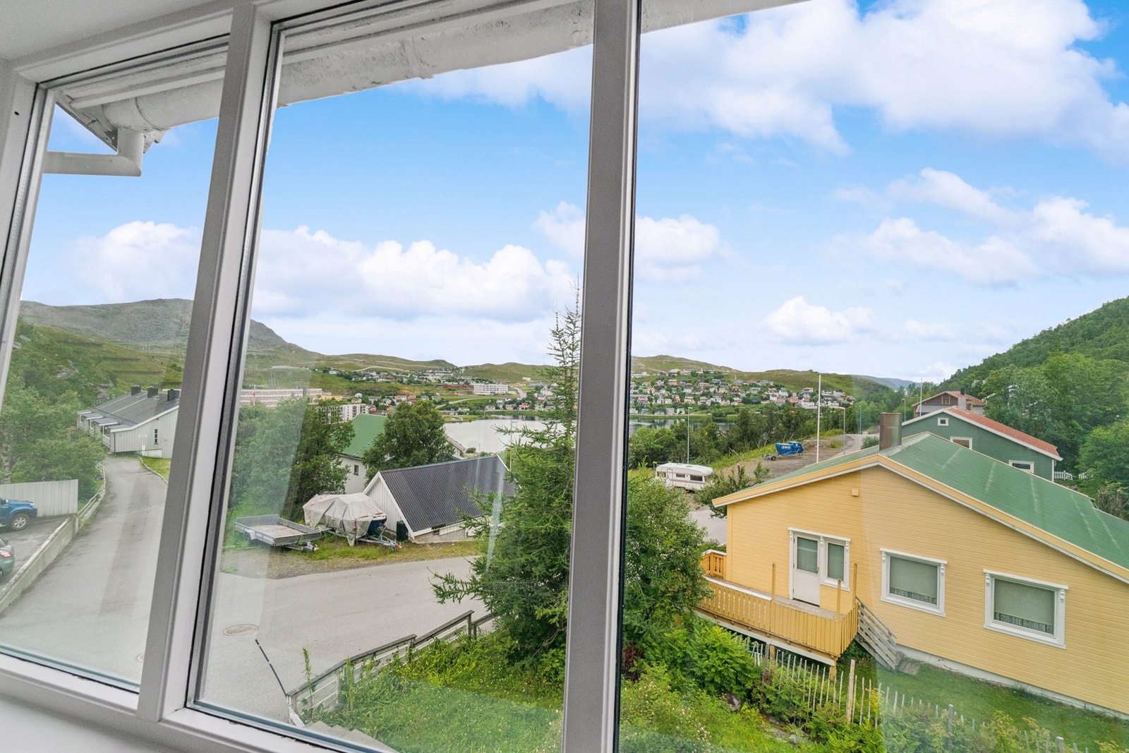 Fra stuevinduene er det fin utsikt over nærområdet. Galleribilde