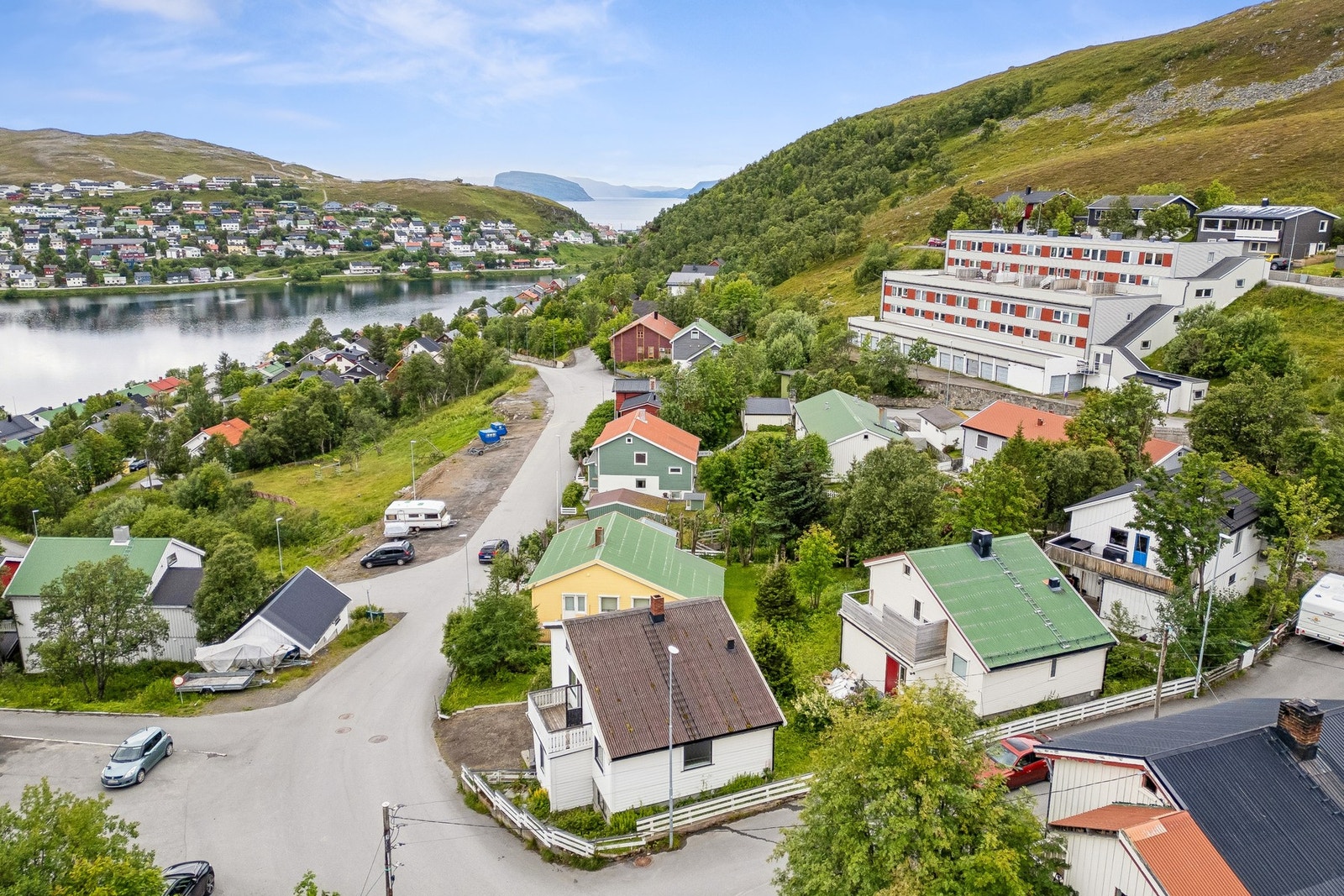 Eiendommen ligger i et etablert boligområde med utsikt mot Storvannet og nærområdet. Galleribilde