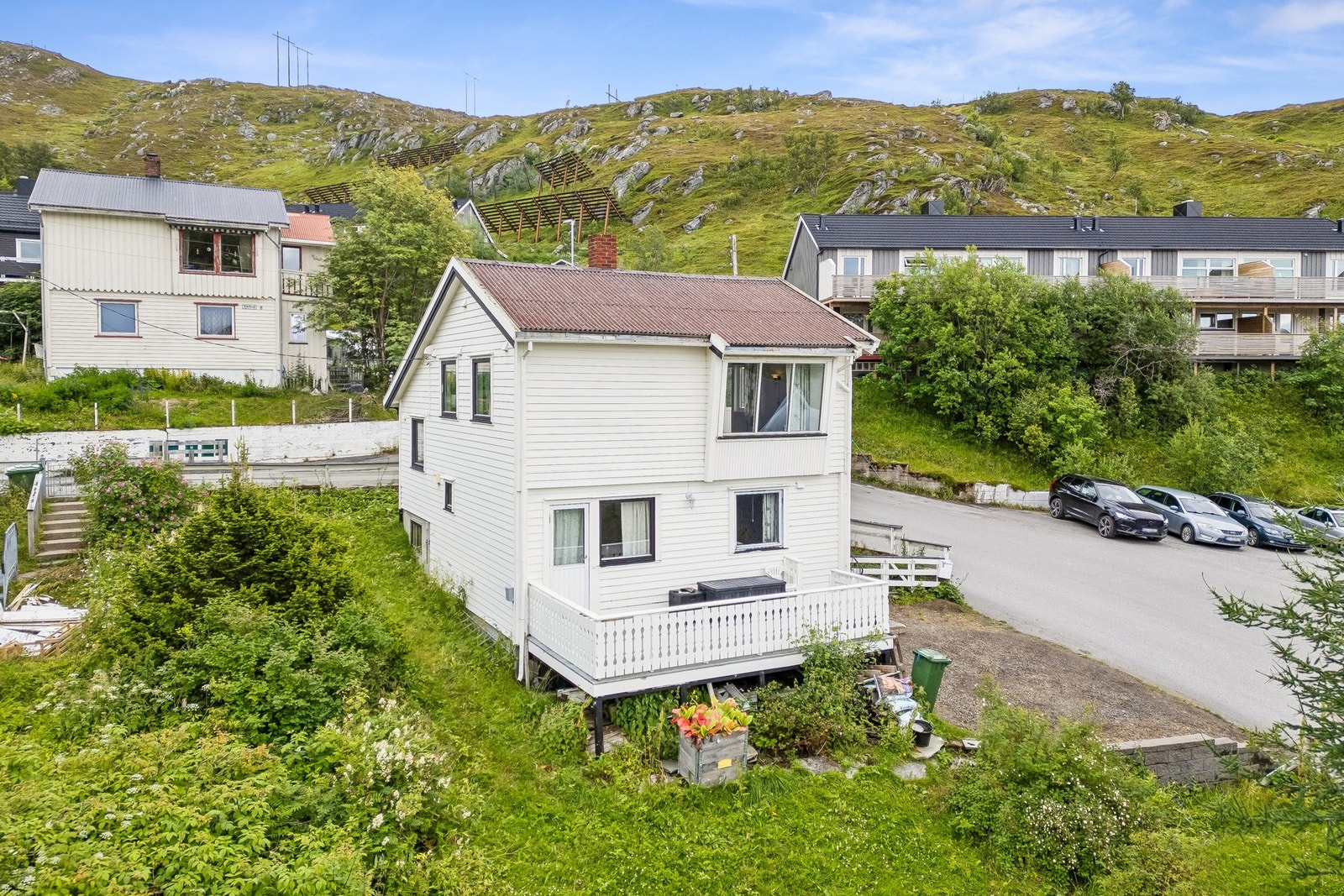 Eiendommen har en gruset gårdsplass med biloppstillingsplasser. Galleribilde