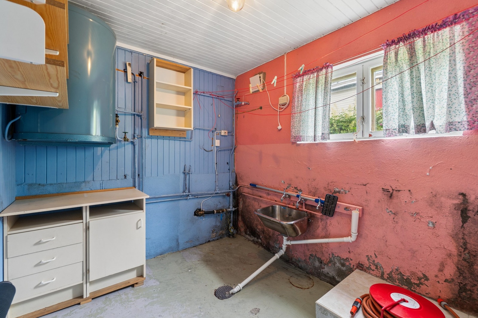 I kjelleren er det et praktisk vaskerom med opplegg for vaskemaskin. Galleribilde