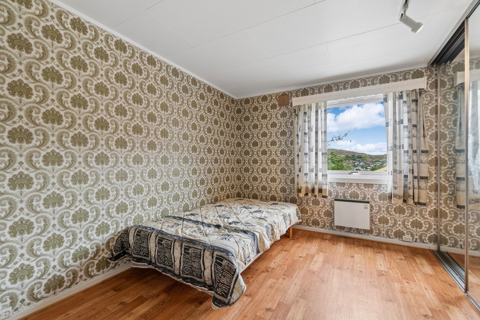 Soverom med plass til dobbeltseng og garderobeløsning. Galleribilde