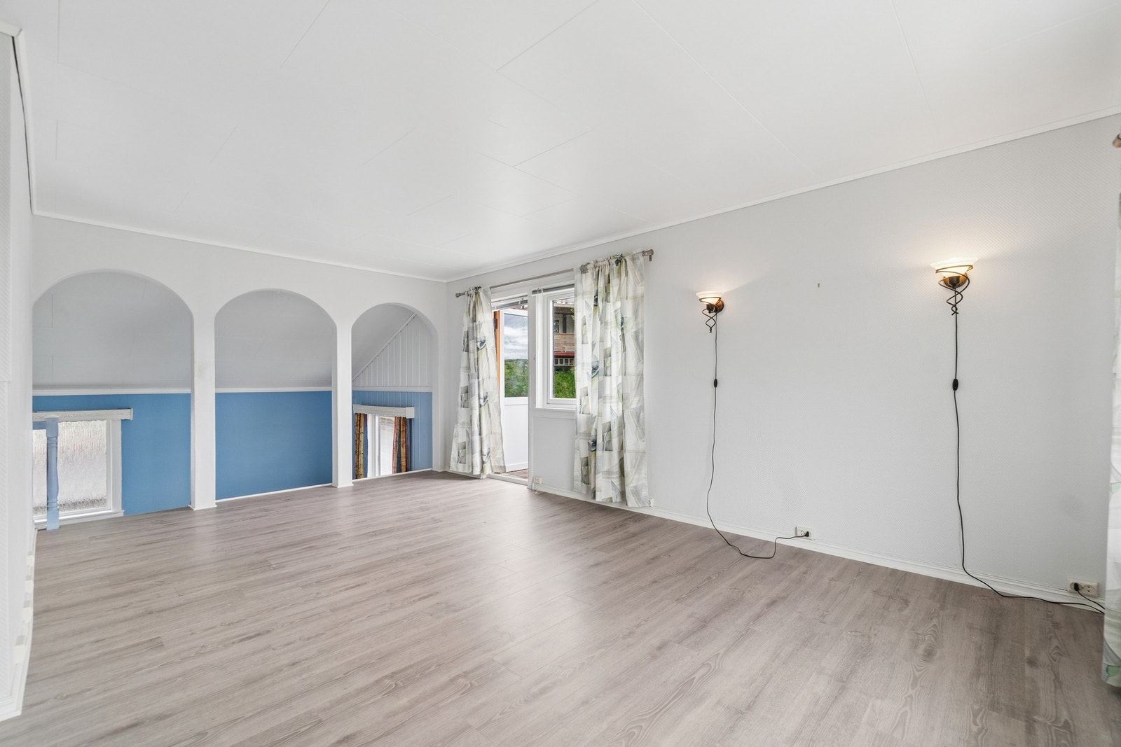Stuen har store vindusflater og direkte utgang til balkong. Galleribilde